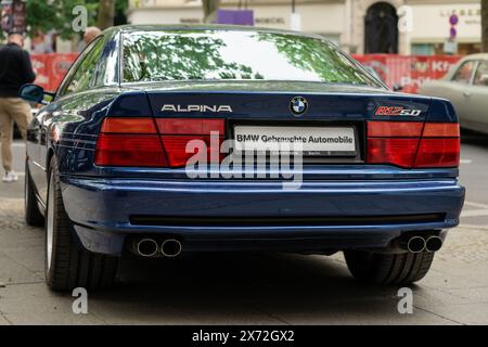 BERLIN - 04. MAI 2024: Der Luxuswagen Alpina B12 5,0 Coupé. Rückansicht. Classic Days Berlin 2024. Stockfoto