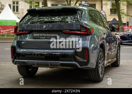 BERLIN - 04. MAI 2024: Der subkompakte Luxus-Crossover-SUV BMW X1 (xDrive23i). Rückansicht. Classic Days Berlin 2024. Stockfoto