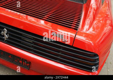 BERLIN - 04. MAI 2024: Das Freagmnet eines Sportwagens Ferrari 348 TB, Nahaufnahme. Classic Days Berlin 2024. Stockfoto