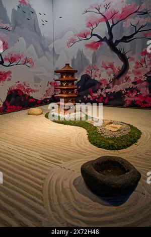 LYON, FRANKREICH, 15. Mai 2024: Ein traditioneller japanischer Zen-Garten wird für die Ausstellung Japan Passion im Museum La Sucriere rekonstruiert. Stockfoto