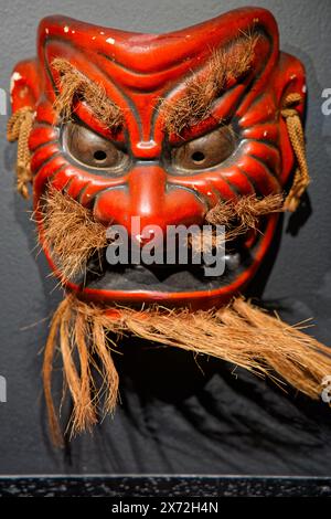 LYON, FRANKREICH, 15. Mai 2024 : Eine Maske des No-Theaters wird in der Ausstellung Japan Passion im La Sucriere Museum gezeigt. Stockfoto