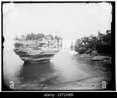 Turnip Rock, Pointe aux Barques, Date Based on Detroit, Catalogue J (1901)., Detroit Publishing Co.-Nr. 012358., Geschenk; State Historical Society of Colorado; 1949, Rock Formations. , Seen und Teiche. , Usa, Michigan, Pointe Aux Barques. , Usa, Michigan, Huron, Lake. Stockfoto