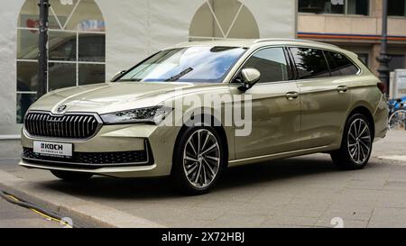 BERLIN - 04. MAI 2024: Der Mittelklassewagen Skoda Superb III Combi. Classic Days Berlin 2024. Stockfoto