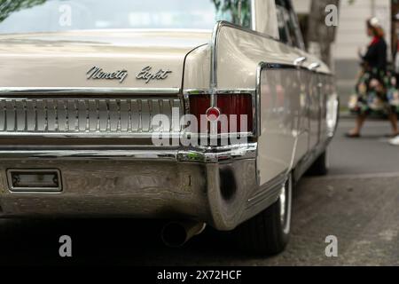 BERLIN - 04. MAI 2024: Das Fragment eines Luxuswagens Oldsmobile 98 (98), 1966. Rückansicht. Classic Days Berlin 2024. Stockfoto