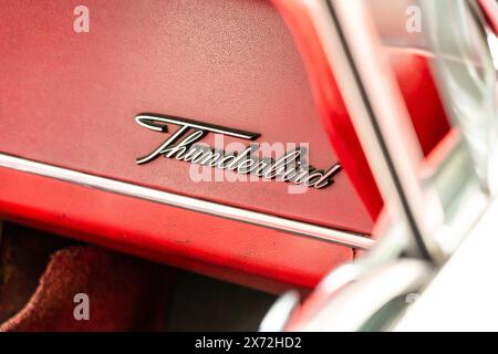 BERLIN - 04. MAI 2024: Das Detail eines persönlichen Luxusautos Ford Thunderbird, Nahaufnahme. Classic Days Berlin 2024. Stockfoto