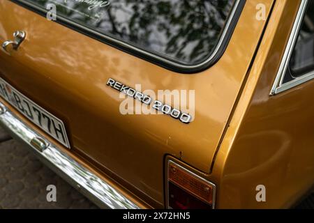 BERLIN - 04. MAI 2024: Das Fragment eines Exekutivwagens Opel Rekord 2000 (Baureihe D), 1977. Classic Days Berlin 2024. Stockfoto