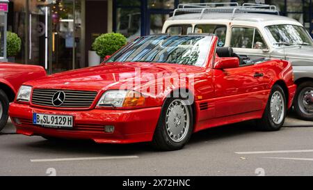 BERLIN - 04. MAI 2024: Der Sportwagen Mercedes-Benz 500 SL, (R129). Classic Days Berlin 2024. Stockfoto