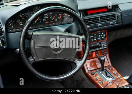 BERLIN - 04. MAI 2024: Innenraum eines Sportwagens Mercedes-Benz 500 SL, (R129). Classic Days Berlin 2024. Stockfoto