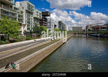 LYON, FRANKREICH, 15. Mai 2024 : das Schwimmbad und die Gebäude des neuen Stadtteils Confluence zwischen Saone und Rhone im Stadtzentrum von Lyon. Stockfoto