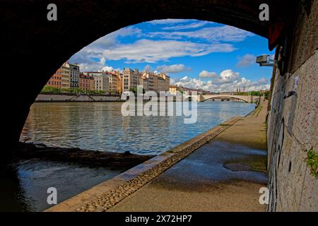 LYON, FRANKREICH, 15. Mai 2024: Spaziergang am Ufer des Flusses Saone im Stadtteil Saint-George im Stadtzentrum von Lyon. Stockfoto