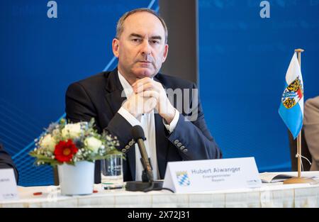 Kiel, Deutschland. Mai 2024. Hubert Aiwanger (Freie Wähler), Bayerns Umweltminister, spricht auf einer Pressekonferenz zur dritten Energieministerkonferenz in Kiel. Quelle: Axel Heimken/dpa/Alamy Live News Stockfoto