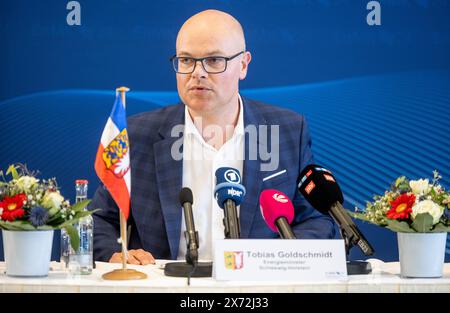 Kiel, Deutschland. Mai 2024. Tobias Goldschmidt (Bündnis90/DieGünen), Schleswig-holsteinischer Energieminister, spricht auf einer Pressekonferenz zur dritten Energieministerkonferenz in Kiel. Quelle: Axel Heimken/dpa/Alamy Live News Stockfoto