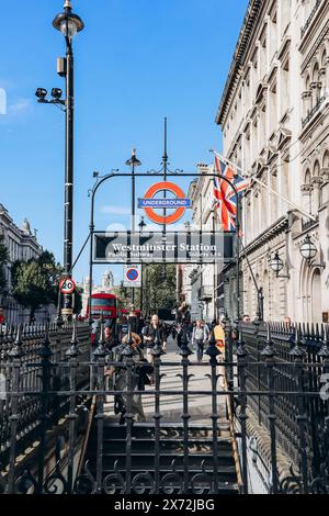 London, Großbritannien - 25. September 2023: U-Bahn-Schild am Eingang zur Westminster Station im Zentrum von London Stockfoto