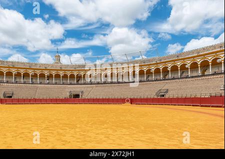 Das Plaza de Toros in Sevilla, Spanien, in einem Moment der Ruhe Stockfoto