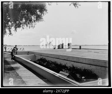 Auf dem St. Clair River von Star Isl'd D. h. Island House, Date based on Detroit, Catalogue J (1901)., Detroit Publishing Co.-Nr. 012266., Geschenk; State Historical Society of Colorado; 1949, Cargo Ships. , Piers & Kais. , Usa, Michigan, Saint Clair Flats. , Usa, Michigan, Saint Clair River. Stockfoto