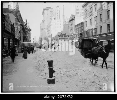 Schneehaufen am Broadway, After Storm, New York, Gebäude Nr. 1204 und 1209 im Vordergrund; Times Building im Hintergrund., Detroit Publishing Co.-Nr. 018114., Geschenk; State Historical Society of Colorado; 1949, Snow. , Straßen. , Usa, New York (Bundesstaat), New York. Stockfoto