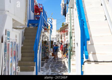 Mykonos, Griechenland - 7. Mai 2024: Themenbildurlaub auf der Insel Mykonos in Griechenland. Typisch weiße Häuser mit blauen Türen und Rollläden *** Themenbild Urlaub auf der Insel Mykonos in Griechenland. Typische weiße Häuser mit blauen Türen und Fensterläden Stockfoto