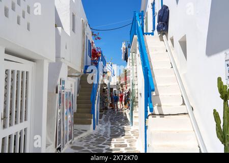 Mykonos, Griechenland - 7. Mai 2024: Themenbildurlaub auf der Insel Mykonos in Griechenland. Typisch weiße Häuser mit blauen Türen und Rollläden *** Themenbild Urlaub auf der Insel Mykonos in Griechenland. Typische weiße Häuser mit blauen Türen und Fensterläden Stockfoto