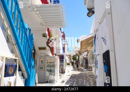 Mykonos, Griechenland - 7. Mai 2024: Themenbildurlaub auf der Insel Mykonos in Griechenland. Typisch weiße Häuser mit blauen Türen und Rollläden *** Themenbild Urlaub auf der Insel Mykonos in Griechenland. Typische weiße Häuser mit blauen Türen und Fensterläden Stockfoto