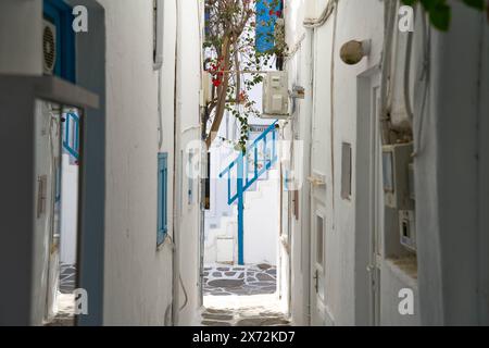 Mykonos, Griechenland - 7. Mai 2024: Themenbildurlaub auf der Insel Mykonos in Griechenland. Typisch weiße Häuser mit blauen Türen und Rollläden *** Themenbild Urlaub auf der Insel Mykonos in Griechenland. Typische weiße Häuser mit blauen Türen und Fensterläden Stockfoto