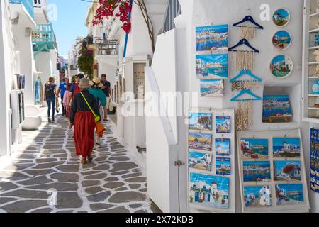 Mykonos, Griechenland - 7. Mai 2024: Themenbildurlaub auf der Insel Mykonos in Griechenland. Typisch weiße Häuser mit blauen Türen und Rollläden *** Themenbild Urlaub auf der Insel Mykonos in Griechenland. Typische weiße Häuser mit blauen Türen und Fensterläden Stockfoto