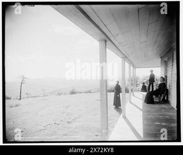 Blick von der Lodge auf Mt. Toxaway, Sapphire, N.C., 'WHJ 760' auf negativ. Detroit Publishing Co.-Nr. 014361., Geschenk; State Historical Society of Colorado; 1949, Hotels. , Veranden. , Usa, North Carolina, Saphir. , Usa, Blue Ridge Mountains. Stockfoto