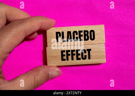 Wörter mit Plazebo-Effekt auf Holzblöcken mit rosa Hintergrund. Konzeptuelles Plazebo-Effekt-Symbol. Kopierbereich. Stockfoto