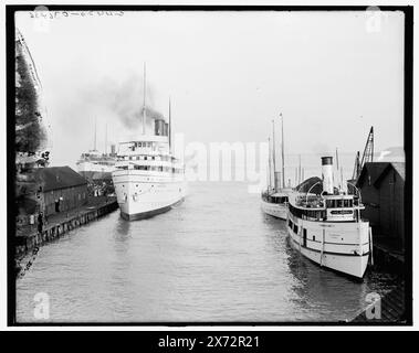 Passagierdampfer am Dock, Mackinac, mir., Titel aus Jacke., 'North Land' links; 'Islander' rechts., 'G 4420' auf negativ. Detroit Publishing Co.-Nr. 036436., Geschenk; State Historical Society of Colorado; 1949, North Land (Dampfschiff), Islander (Dampfschiff), Schiffe. , Dampfboote. , Piers & Kais. , Usa, Michigan, Mackinac Island. Stockfoto