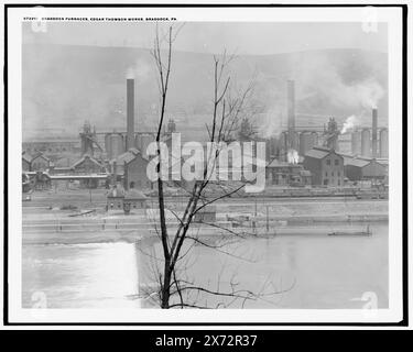 Braddock Furnaces, Edgar Thomson Works, Braddock, Pa., Detroit Publishing Co.-Nr. 072251., Geschenk; State Historical Society of Colorado; 1949, Stahlindustrie. , Uferpromenade. , Industrieanlagen. , Usa, Pennsylvania, Braddock. Stockfoto