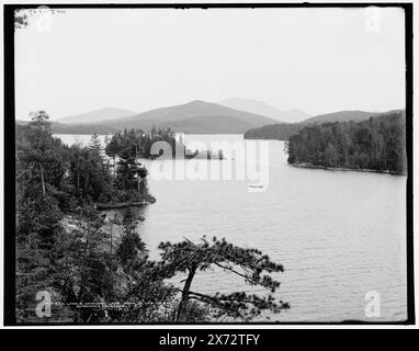 Lower Saranac Lake von Bluff Island, Adirondack Mountains, 'WHJ 847' auf negativ. Detroit Publishing Co.-Nr. 014835., Gift; State Historical Society of Colorado; 1949, Lakes & Ponds. , Berge. , Usa, New York (Bundesstaat), Adirondack Mountains. , Usa, New York (Bundesstaat), Saranac Lakes. Stockfoto