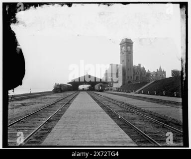 C & NW Ryn. D. h. Chicago and North Western Railway Station, Milwaukee, negativ D4-4806 in zwei Hälften gebrochen und auf die zweite Glasplatte geklebt. Datum basiert auf Detroit, Katalog F (1899)., negative sind nahe Varianten. Detroit Publishing Co.-Nr. 04806., Geschenk; State Historical Society of Colorado; 1949, Railroad Stations. , Usa, Wisconsin, Milwaukee. Stockfoto