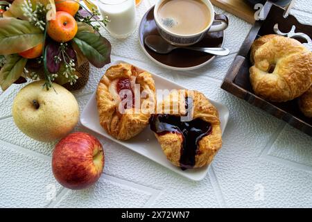 Frühstück am Tisch Stockfoto