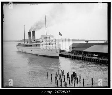 Steamer North Land am Dock, Mackinac Island, mich. Titel aus Jacke., 'G 2269' auf negativ. Detroit Publishing Co.-Nr. 033746., Geschenk; State Historical Society of Colorado; 1949, North Land (Steamship), Schiffe. , Piers & Kais. , Vereinigte Staaten, Michigan, Mackinac Island (Insel) Stockfoto