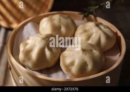 Köstliche bao-Brötchen (Baozi) in Bambusdampfer, Nahaufnahme Stockfoto