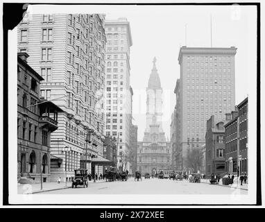 Broad Street, nördlich von Locust Street, Philadelphia, Pa., Rathaus im Hintergrund., 'Bellevue-Stratford' auf dem Hotel auf der linken Seite. Entsprechende Glastransparenz (gleicher Seriencode) auf Videobildschirm 1A-30331., Detroit Publishing Co.-Nr. 018505., Geschenk; State Historical Society of Colorado; 1949, Streets. , Stadthalle und Rathäuser. , Kommerzielle Einrichtungen. , Usa, Pennsylvania, Philadelphia. Stockfoto