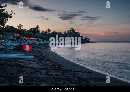 Bewundern Sie den Sonnenuntergang vom Strand in Amed auf Bali Island Stockfoto