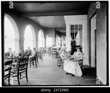 Auf der Veranda, Detroit Boat Club, Detroit, mich, 'G 5969' auf negativ. Detroit Publishing Co.-Nr. 071330., Geschenk; State Historical Society of Colorado; 1949, Boat Clubs. , Clubhäuser. , Veranden. , Usa, Michigan, Detroit. Stockfoto