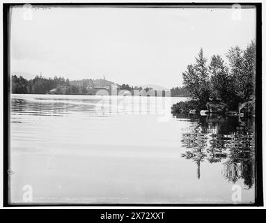 Rustic Lodge and Indian Carry, Upper Saranac Lake, Adirondack Mountains, 'WHJ 959' auf negative. Detroit Publishing Co.-Nr. 014854., Gift; State Historical Society of Colorado; 1949, Lakes & Ponds. , Hotels. , Usa, New York (Bundesstaat), Adirondack Mountains. , Usa, New York (Bundesstaat), Saranac Lakes. Stockfoto