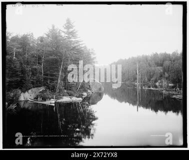 Boulder Bend, Saranac Lake, d. h. River, Adirondack MTS., N.Y., 'G 5420' und 'dup' auf negativ., Detroit Publishing Co.-Nr. 071494., Geschenk; State Historical Society of Colorado; 1949, Rivers. , Usa, New York (Bundesstaat), Saranac River. , Usa, New York (Bundesstaat), Adirondack Mountains. Stockfoto