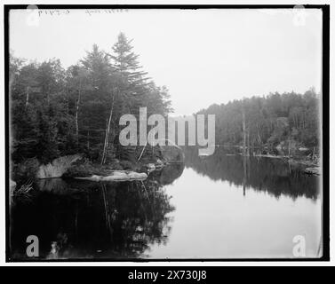 Saranac River, Boulder Bend, Adirondacks, N.Y., Titel aus Jacke. negative sind nahe Varianten., 'G 5510' auf A negativ; '5419' und 'dup' auf B negativ., Detroit Publishing Co.-Nr. 036961., Geschenk; State Historical Society of Colorado; 1949, Rivers. , Usa, New York (Bundesstaat), Adirondack Mountains. , Usa, New York (Bundesstaat), Saranac River. Stockfoto