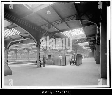 Chicago, Illinois, Zugschuppen, C & NW Ryan. (Chicago & North Western Railway) Terminal, Titel aus Mantel., negativ unten in der Mitte und mit Klebeband auf zweite Glasplatte., ursprünglich Teil eines größeren Panoramas; andere Abschnitte nicht in Sammlung., 'G 8220 R' auf negativ., Detroit Publishing Co.-Nr. 015695., Geschenk; State Historical Society of Colorado; 1949, Railroad Stations. , Innenräume. , Usa, Illinois, Chicago. Stockfoto