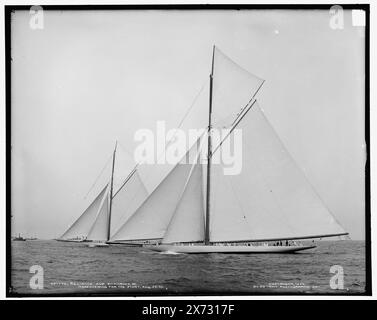 Reliance and Shamrock III Manövering for the Start, 25. August 1903, '1502' auf negativ., Detroit Publishing Co. No. 021770., Geschenk; State Historical Society of Colorado; 1949, Reliance (Yacht), Shamrock III (Yacht), Yachts. , Regattas. , America's Cup Rennen. Stockfoto