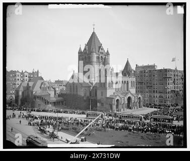 Copley Square, Boston, Mass., ursprünglich Teil eines dreiteiligen Panoramas; Mittelteil nicht in Sammlung., '1614' links negativ; '1616' rechts negativ., Detroit Publishing Co.-Nr. 010736., Geschenk; State Historical Society of Colorado; 1949, Boston Public Library. , Plazas. , Menschenmassen. , Bibliotheken. , Kirchen. , Usa, Massachusetts, Boston. Stockfoto