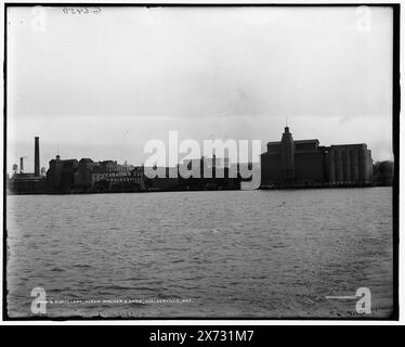 Destillery, Hiram Walker & Sons, Walkerville, ONT., 'G 6450' auf negativ., 'Distillery of Canadian Club, Walkerville' auf Schild im Hintergrund., Detroit Publishing Co.-Nr. 043818., Geschenk; State Historical Society of Colorado; 1949, Distilling Industry. , Industrieanlagen. , Flüsse. , Kanada, Ontario, Windsor. Stockfoto