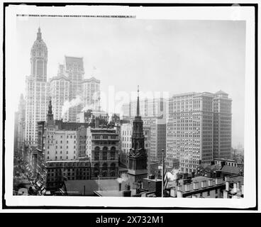 Singer, City Investing und Hudson Terminal Buildings, New York, New York, New York, New York, Trinity Church Tureple in Foreground, Detroit Publishing Co. No 070808., Geschenk; State Historical Society of Colorado; 1949, Bürogebäude. Wolkenkratzer. , Usa, New York (Bundesstaat), New York. Stockfoto