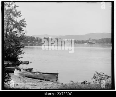 Blick auf Rockhurst vom Trout Pavilion Hotel, Lake George, N.Y., Detroit Publishing Co.-Nr. 019841., Gift; State Historical Society of Colorado; 1949, Lakes & Ponds. , Kanus. , Usa, New York (Bundesstaat), George, Lake. , Usa, New York (Bundesstaat), Rockhurst. Stockfoto