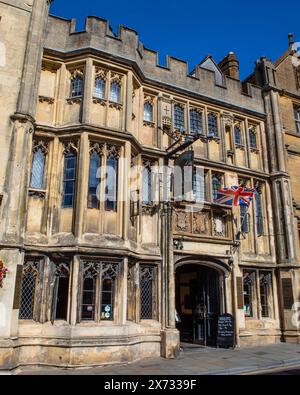 Somerset, Großbritannien - 13. September 2023: Die mittelalterliche Fassade des George Hotel and Pilgrims Inn in der historischen Stadt Glastonbury in Somerset, Großbritannien. Stockfoto