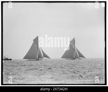 Reliance and Shamrock III Manövering for the Start, 20. August 1903, Detroit Publishing Co. No 021763., Geschenk; State Historical Society of Colorado; 1949, Reliance (Yacht), Shamrock III (Yacht), Yachts. , Regattas. , America's Cup Rennen. Stockfoto