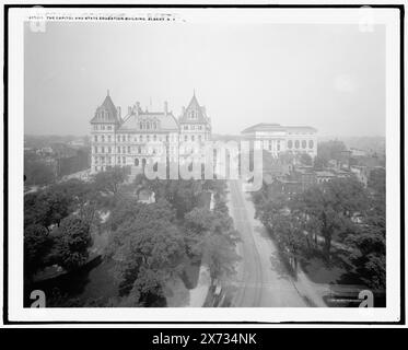 The Capitol and State Education Building, Albany, New York, entsprechende Glastransparenz (mit demselben Seriencode) auf Videobildschirm 1A-31019., Capitol at left., Detroit Publishing Co.-Nr. 073217., Geschenk; State Historical Society of Colorado; 1949, Streets. , Regierungseinrichtungen. , Kapitole. , Vereinigte Staaten, New York (Bundesstaat), Albany. Stockfoto