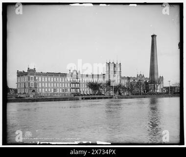 Sibley Cotton Mills, Augusta, Ga, Chimney of former Confederate Powder Works at Right., '010715-(2)-L' und '734-G' on negative., Detroit Publishing Co. No. 016444., Geschenk; State Historical Society of Colorado; 1949, Cotton Industry. , Industrieanlagen. , Kanäle. , Ordnance Industry. , Usa, Georgia, Augusta Canal. , Usa, Georgia, Augusta. Stockfoto